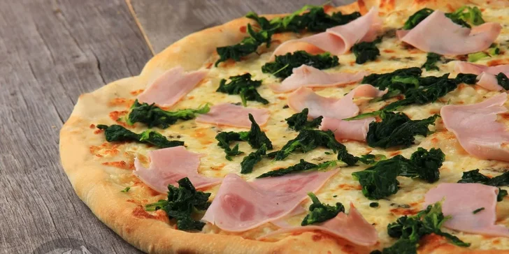 Pizza v nově otevřené Mňam pizze v Jungmannově ulici