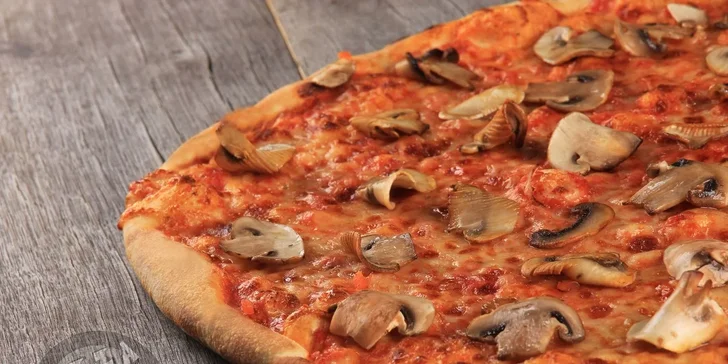 Pizza v nově otevřené Mňam pizze v Jungmannově ulici