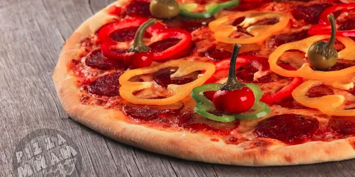 Pizza v nově otevřené Mňam pizze v Jungmannově ulici