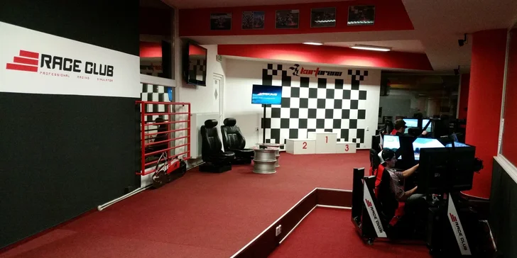Chopte se volantu a podmaňte si závodní okruh na simulátoru Race Club
