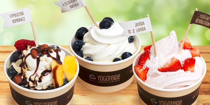 Frozen yogurt chutná i v zimě: 200g porce s ovocem a posypy podle fantazie