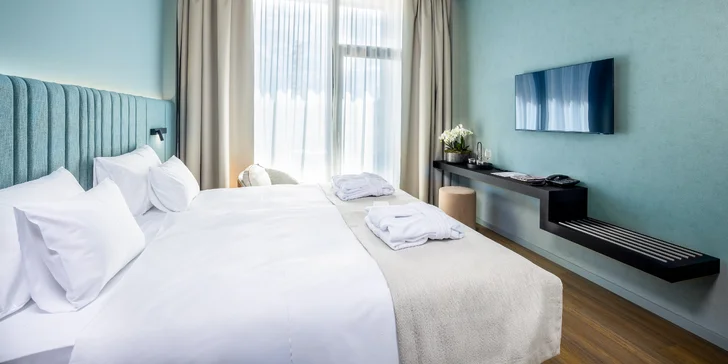 Čekají vás prostorné a elegantní pokoje Deluxe s balkonem a designovou koupelnou, zařízené v příjemném a nadčasovém stylu.