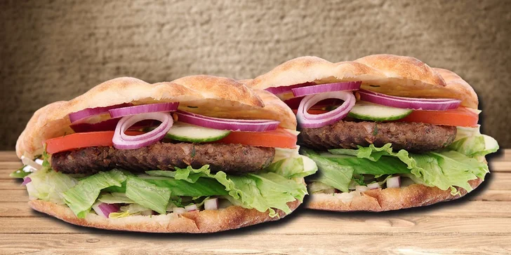 Dva šťavnaté balkánské hovězí burgery s domácími hranolky