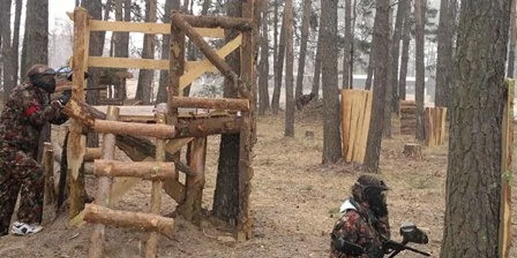 99 Kč za paintball na dvou hřištích a kompletní vybavení včetně uniformy. Užijte si zábavnou přestřelku plnou adrenalinu!