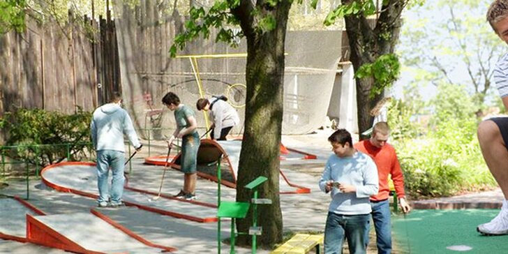Permanentka na minigolf v centru Brna. Sportovní vyžití pro začátečníky i náruživé minigolfaře! Předškoláci s platícím dospělým hrají zdarma.