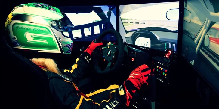 Chopte se volantu a podmaňte si závodní okruh na simulátoru Race Club