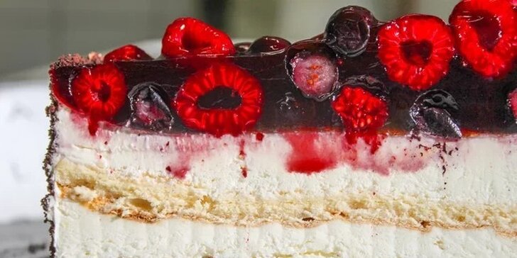 Sladké pokušení: Jogurtový dort s lesním ovocem nebo karamelový dort