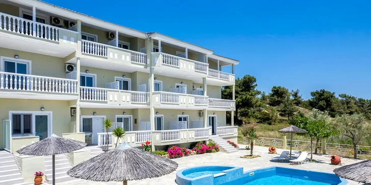 Relaxovat můžete u venkovního bazénu nebo vyrazit na písečnou pláž, kterou máte hned u hotelu.