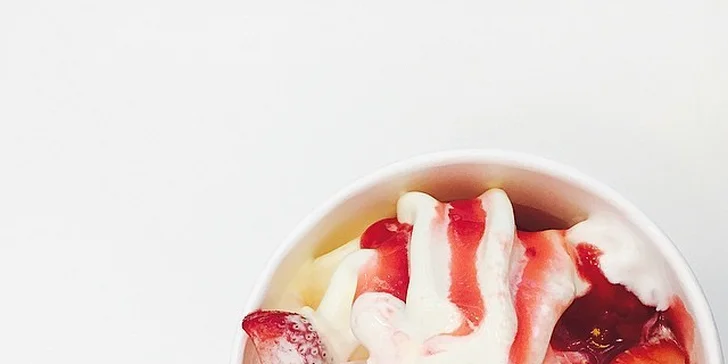 Zdravé mlsání: 200 gramů frozen yogurtu s ovocem a posypy dle vaší fantazie