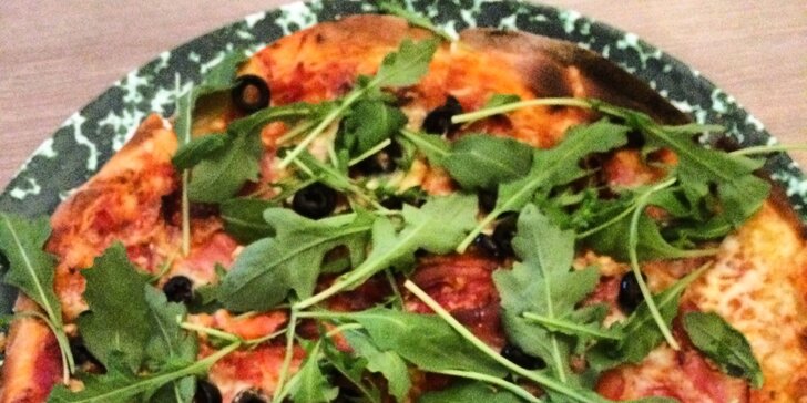 Dvě pravé italské pizzy v Caffé a food Hrádecký Dvůr