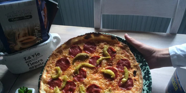Dvě pravé italské pizzy v Caffé a food Hrádecký Dvůr