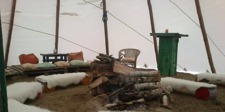 Silvestr v týpí a na pláži včetně rautu a polopenze pro čtyři osoby