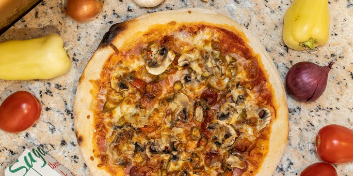 Pizza pripravená podľa vlastnej receptúry, z čerstvých surovín a bez použitia polotovarov.
