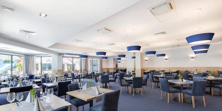 V restauraci Blue si pochutnáte na snídaních a v případě polopenze i večeřích.