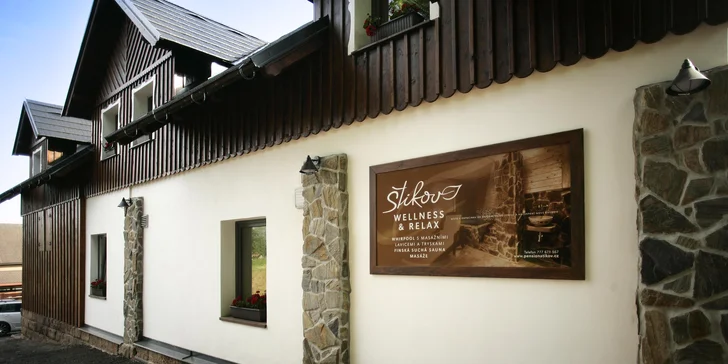 Penzion Štikov stojí 1,5 km od centra Nové Paky. 