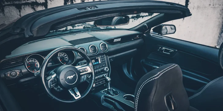 Interiér vozu Ford Mustang Cabriolet