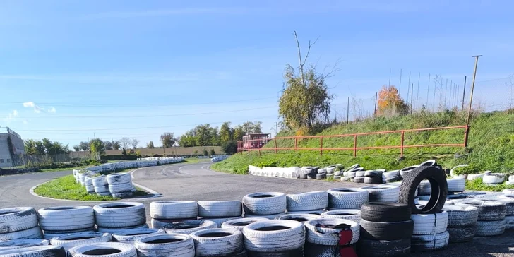Vozidlo nie je žiadna hobby motokára, ale pravý závodný stroj s profesionálnou telemetriou a meraním časov.