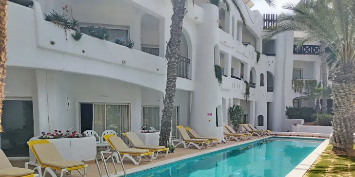 Za příplatek jsou k dispozici také dvoulůžkové pokoje swim-up s přímým vstupem do bazénu z vlastní terasy. 