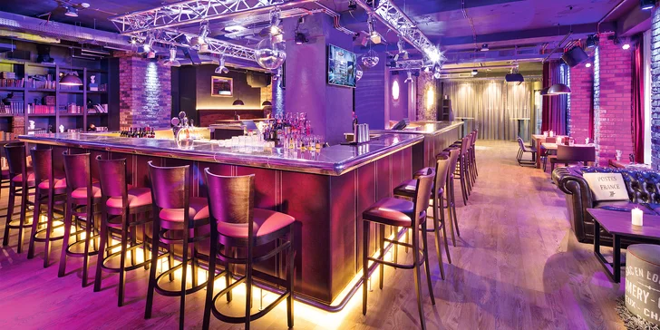 Zastavte sa aj v hotelovom PULSE8lounge a dajte si koktail, burger alebo steak.