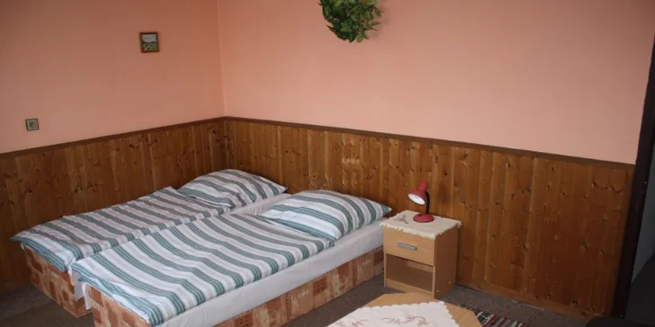 Pokoje v hotelu jsou jednoduše ale funkčně zařízené.