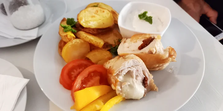 Dát si tu ale můžete i piva z minipivovarů, bio limonádu, cejlonský čaj nebo víno.