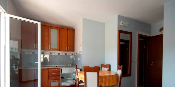 Kromě televize budete mít k dispozici i vlastní koupelnu a kuchyňku. 