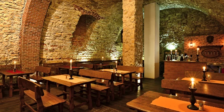 Usadíte se do historického sálu v restauraci nebo na terasu. 