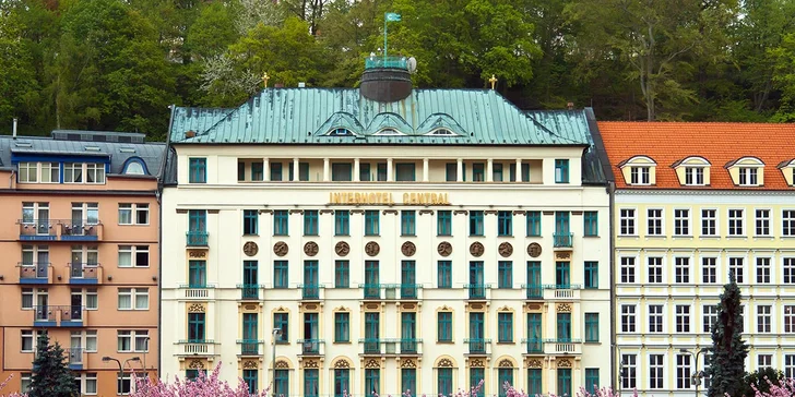Hotel stojí na Divadelním náměstí asi 100 metrů od Vřídelní kolonády. 