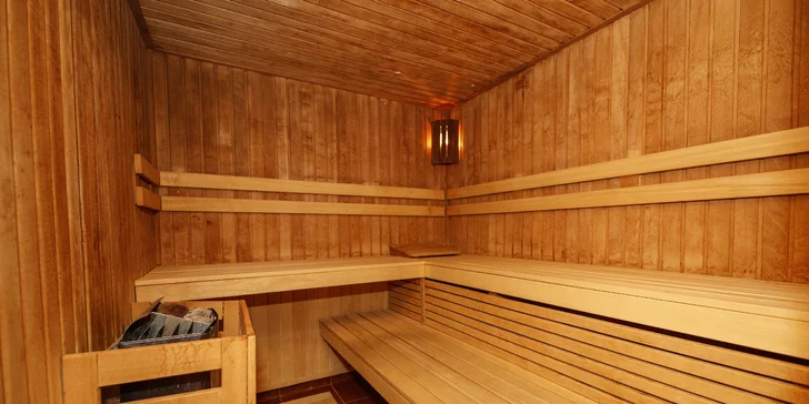 Do wellness pro vás platí volný vstup. Je tu bazén, vířivka a dva druhy sauny.