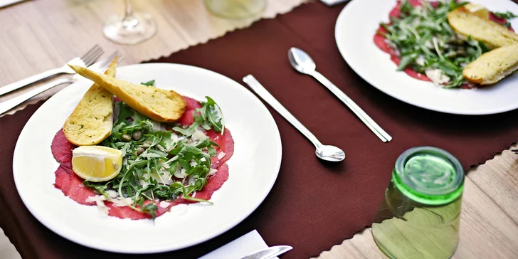 Vychutnáte si i carpaccio z hovězí svíčkové s bazalkovým pestem. 