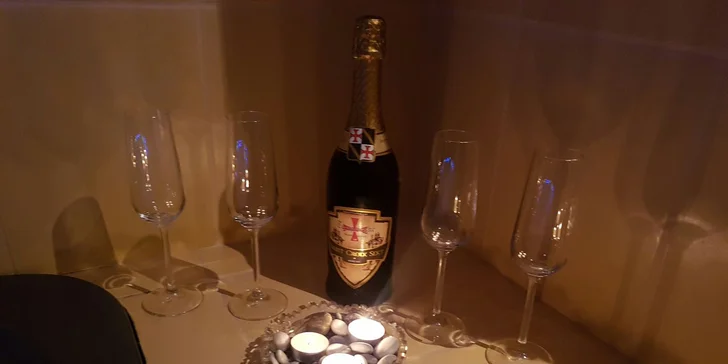 Ničím nerušená relaxace a lahev skvělého sektu k tomu. To je dokonalost sama. 