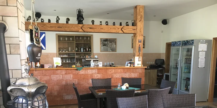 Nedílnou součástí areálu je tahle stylová golfová klubovna.