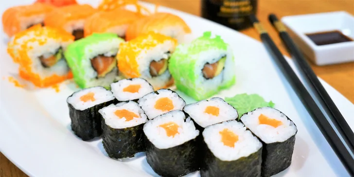 Podávat se budou maki rolky a california rolls s lososem, avokádem a kaviárem.
