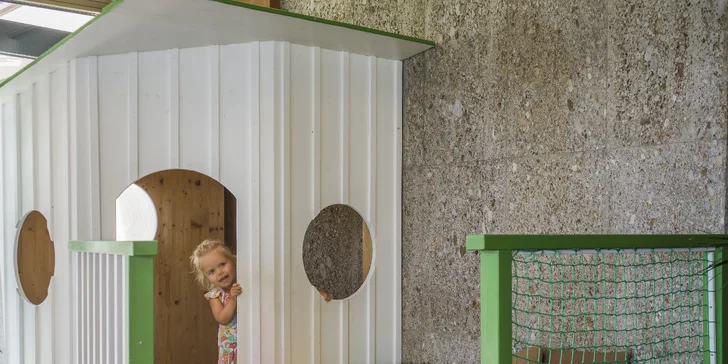 Hotel disponuje detskými herňami a vonkajším ihriskom.