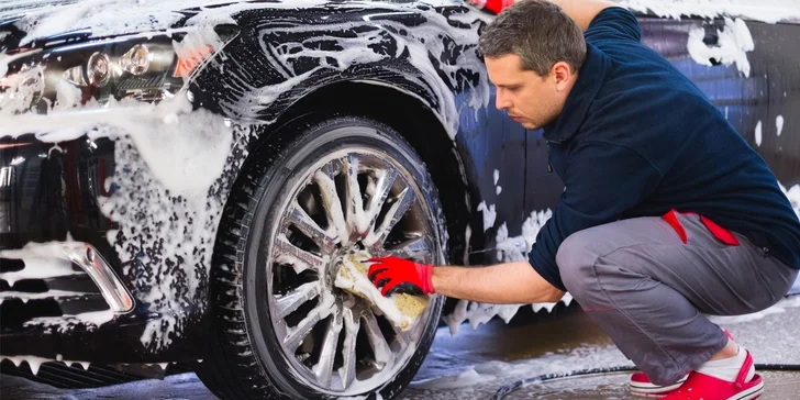 Ošetření karoserie tuhým voskem a ruční mytí