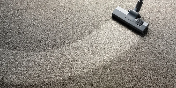 Tepování koberců nebo čalounění sedacích souprav
