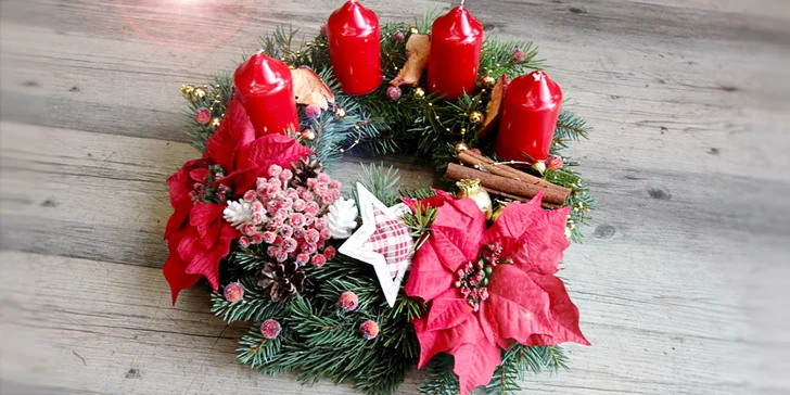 Krásně zdobené adventní věnce včetně svíček