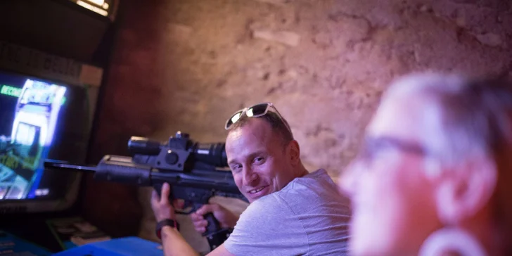 Arkádové hry s welcome drinkem v historickém centru Prahy