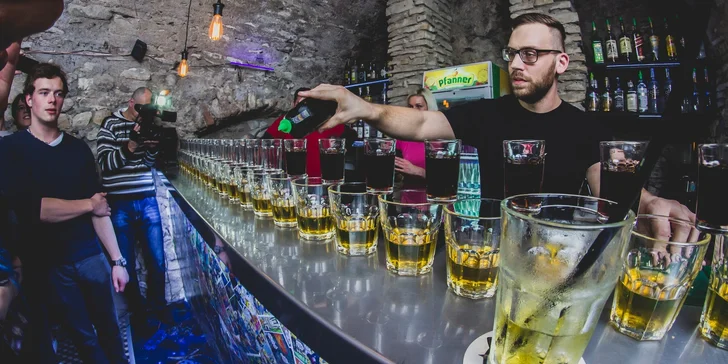 Arkádové hry a drink v historickém centru Prahy
