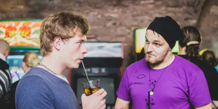 Arkádové hry s welcome drinkem v historickém centru Prahy