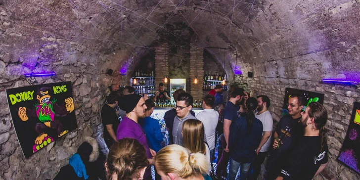 Arkádové hry a drink v historickém centru Prahy