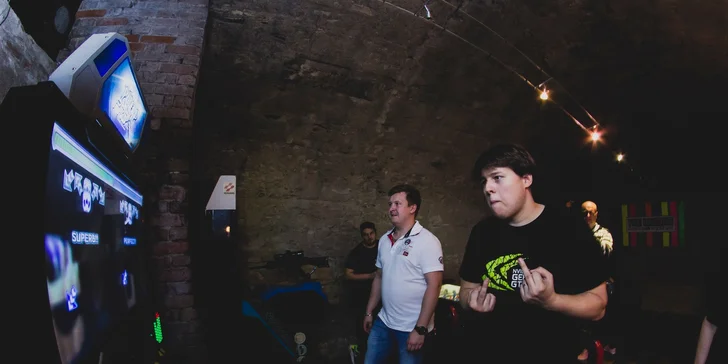 Arkádové hry s welcome drinkem v historickém centru Prahy