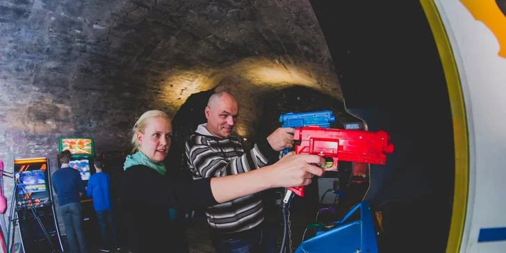 Arkádové hry s welcome drinkem v historickém centru Prahy