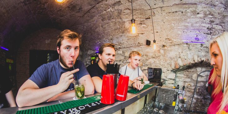 Arkádové hry s welcome drinkem v historickém centru Prahy