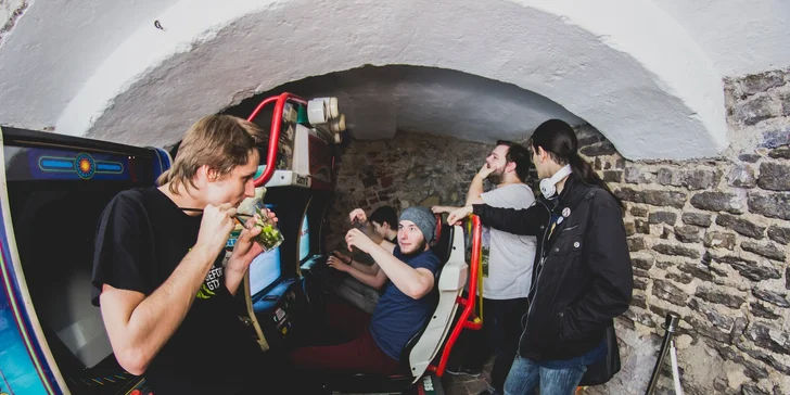 Arkádové hry s welcome drinkem v historickém centru Prahy