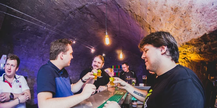 Arkádové hry s welcome drinkem v historickém centru Prahy