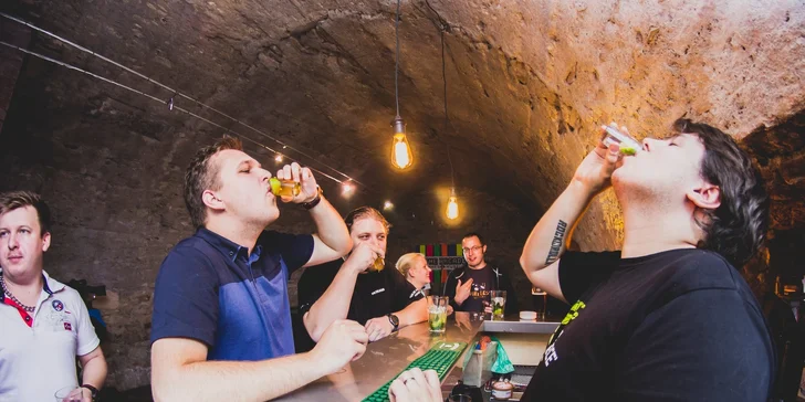 Arkádové hry s welcome drinkem v historickém centru Prahy
