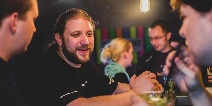 Arkádové hry s welcome drinkem v historickém centru Prahy
