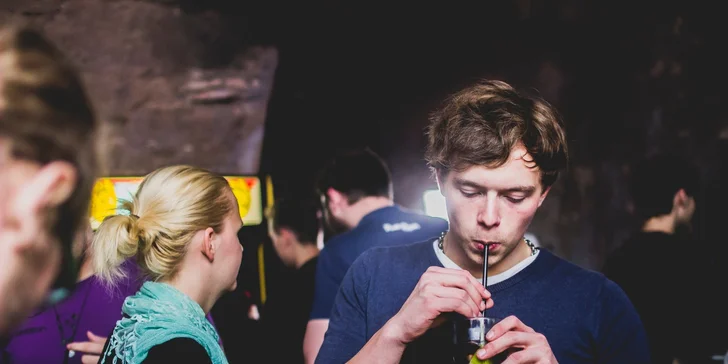 Arkádové hry s welcome drinkem v historickém centru Prahy