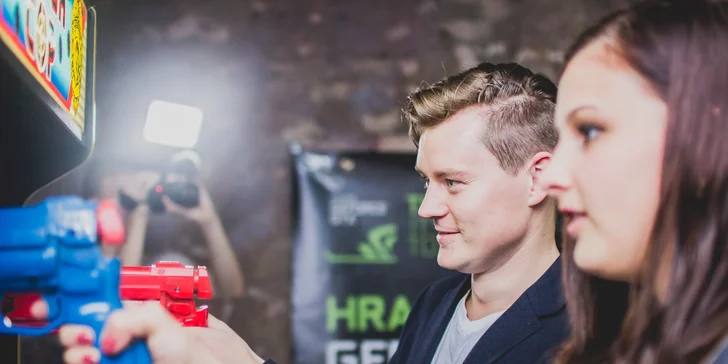 Arkádové hry s welcome drinkem v historickém centru Prahy